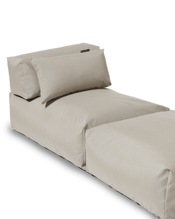 Poolsofa Singel auf dem ein Relaxkissen dekoriert ist. $ Poolsofa Single + Relaxkissen Small | Beige