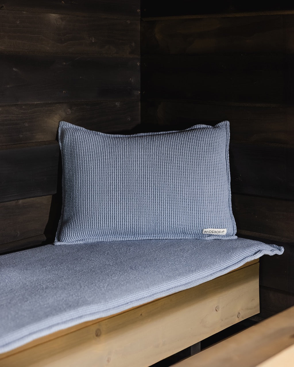 Nahaufnahme von einem Saunakopfkissen und einer Saunaauflage in der Farbe Blau .