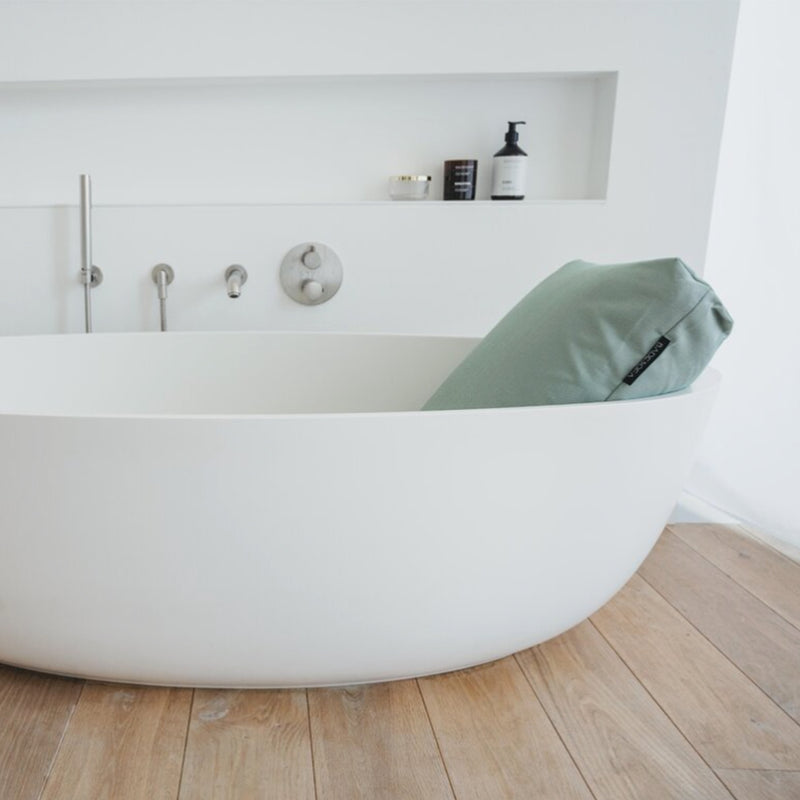 Hero_shot_mobile_usp_Badesofa_Rueckenkissen_entpsannung_in_der_Badewanne