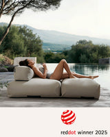 Eine Frau liegt auf einem Poolsofa double in Beige , das auf einer Terrasse steht, sie guckt entspannt in den Himmel. Poolsofa ist Red Dot Award Winner 2025. 